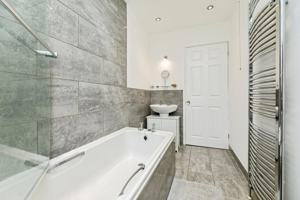 Pbox-bathroom-326971.jpg