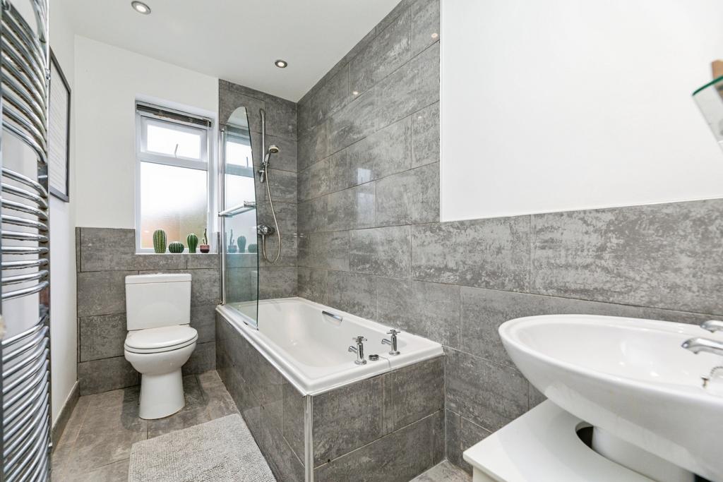 Pbox-bathroom-326971.jpg