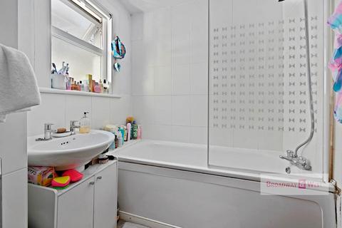 2 bedroom flat for sale, Fabian Road, London, SW6
