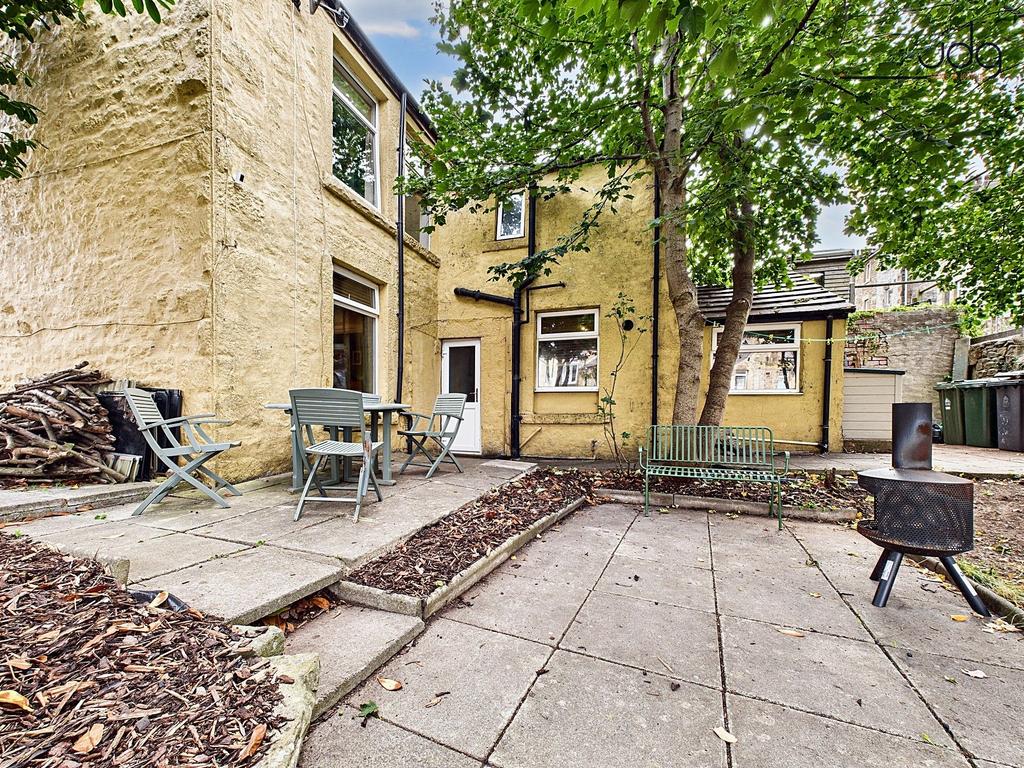 Spacious Garden with seating areas