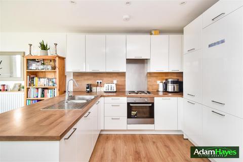 2 bedroom apartment for sale, Quayle Crescent, London N20