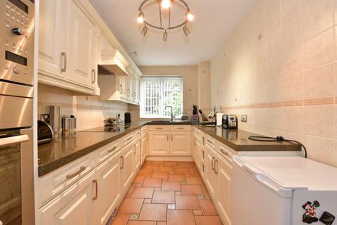 2 bedroom ground floor flat for sale, Buckingham Close, Hornchurch RM11