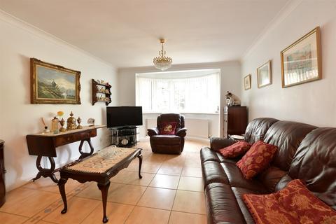 2 bedroom ground floor flat for sale, Buckingham Close, Hornchurch RM11