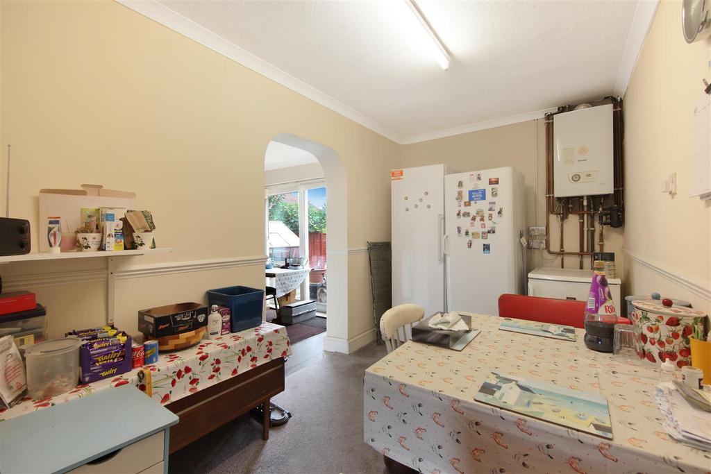 1 Russell Close - 83 B8 By K9xwl9 GDgqh Xp4.jpg