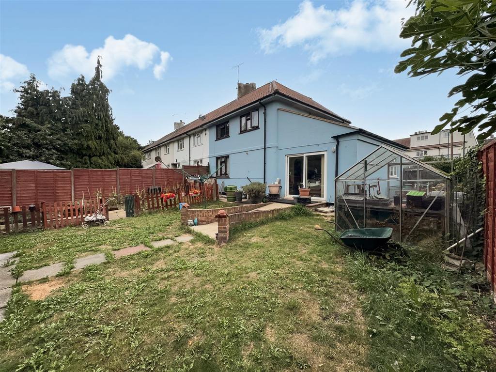 1 Russell Close - 68czwl Rv PG44 Ax774 Ab U.jpg