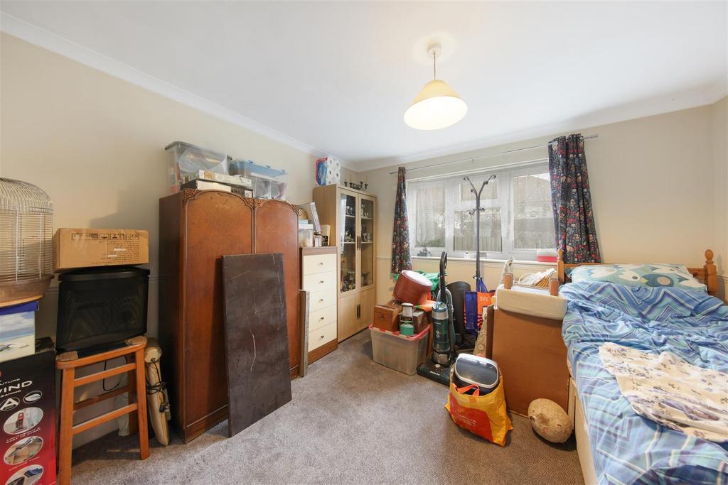 1 Russell Close - uw Cm01v DGI129 YAm2 Thr.jpg