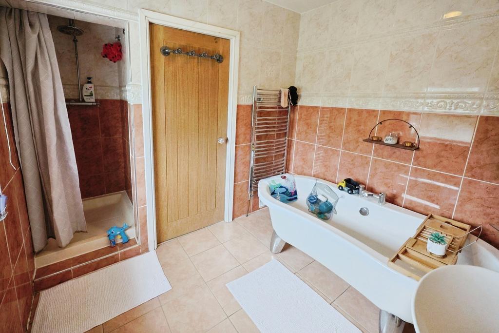 Pbox-bathroom-325351.JPG