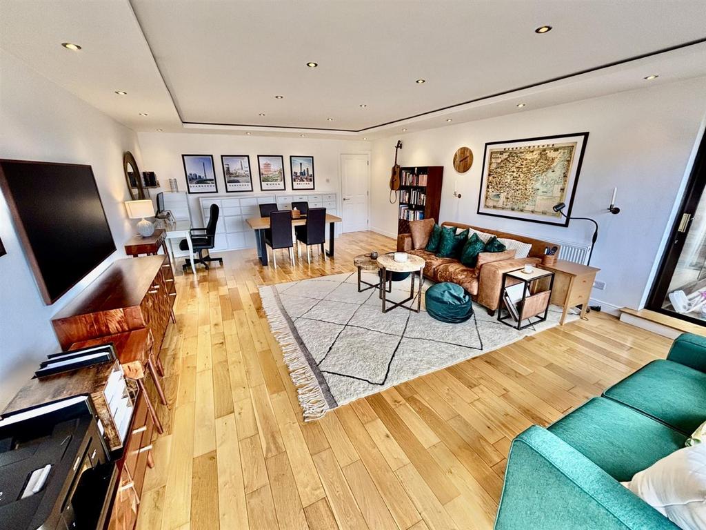 Lounge/Dining Room