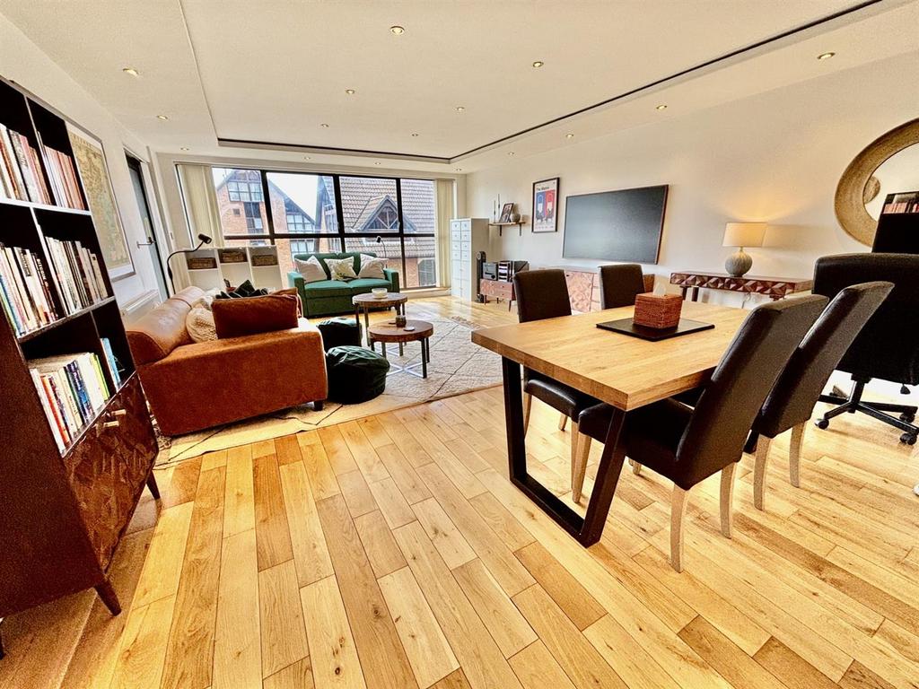 Lounge/Dining Room