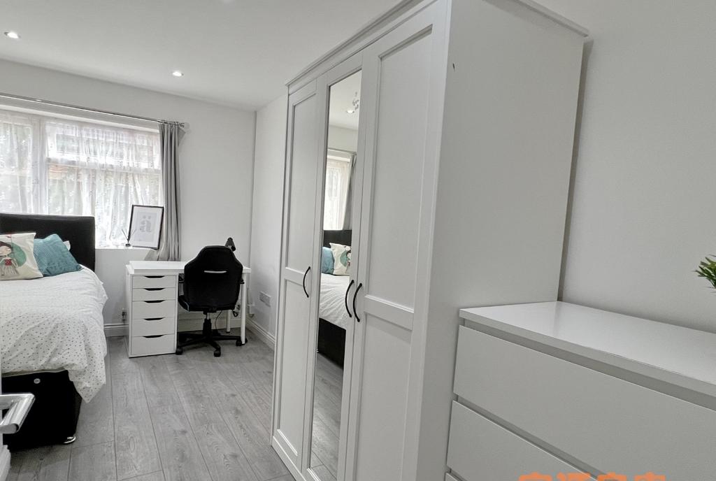 A bright and tidy single bedroom featuring a co...