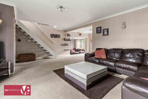 6 Broom Close, Cheshunt, Waltham Cross, EN7 6DD