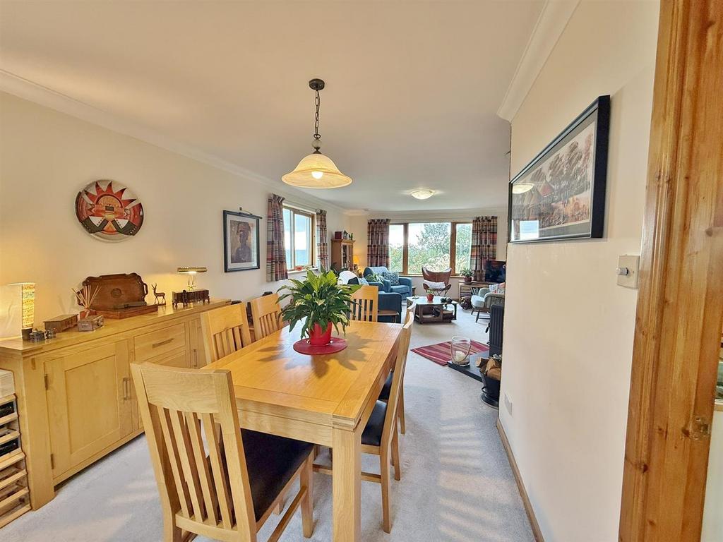 Dining area to lounge