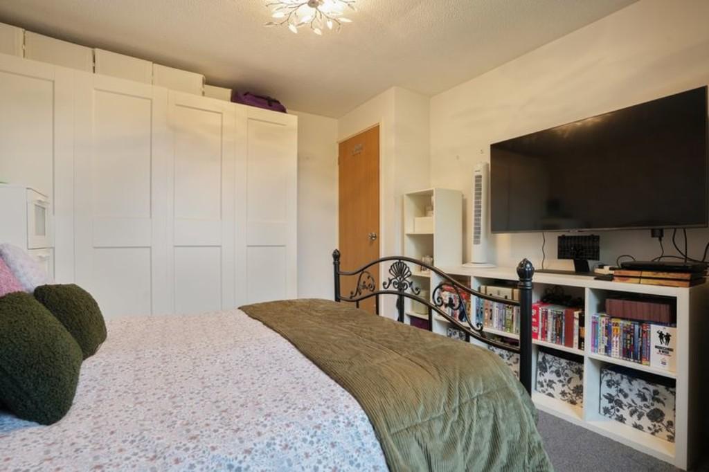 Bedroom 1.jpeg (2)