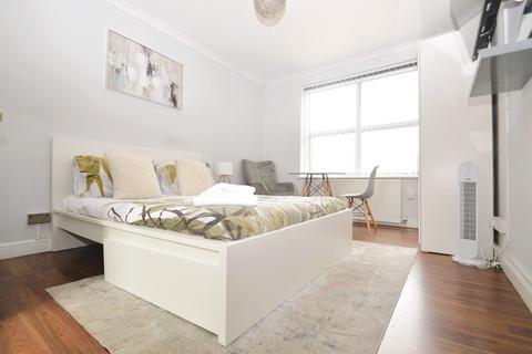 1 bedroom in a house share to rent, Waverley Road, Plumstead, London