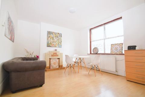 1 bedroom in a house share to rent, Waverley Road, Plumstead, London