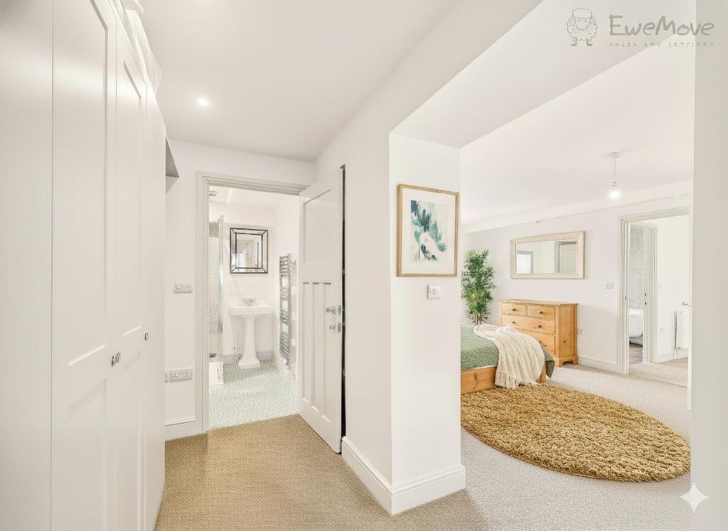Master Bedroom - En-suite