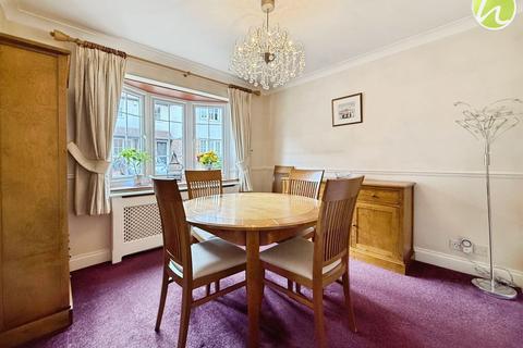 4 bedroom detached house for sale, Romagne Close, Horndon-On-The-Hill, SS17