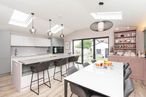 3 bedroom detached house for sale, Walton Road, Chesterfield S40