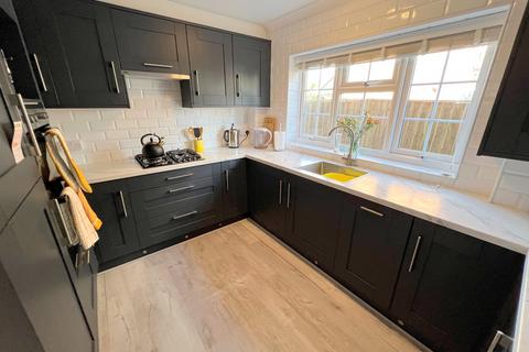 2 bedroom ground floor flat for sale, 10 Barton Wood Road, Barton On Sea, New Milton, Hampshire. BH25 7NN