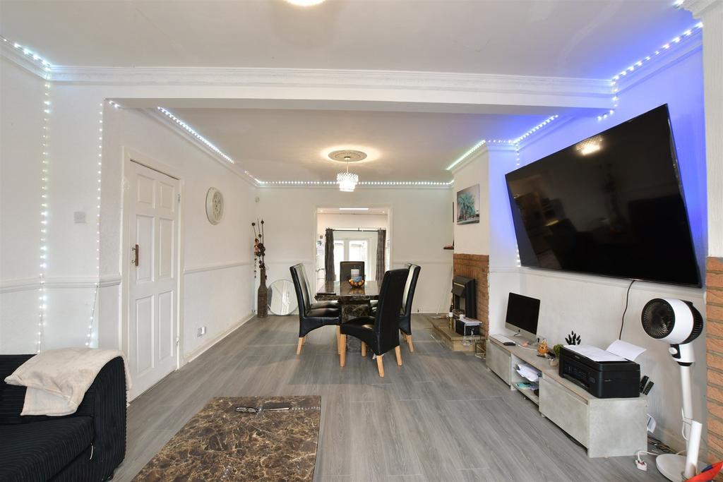 Lounge/Dining Area