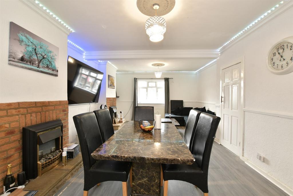 Lounge/Dining Area