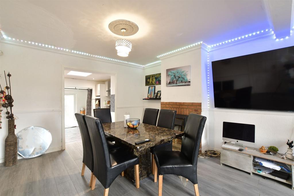 Lounge/Dining Area