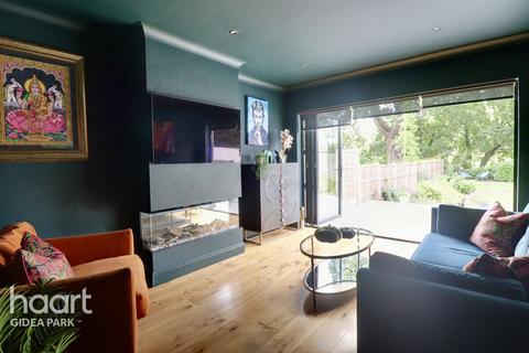 19 Netherpark Drive, Romford, RM2 5RJ