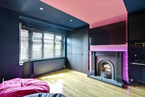 19 Netherpark Drive, Romford, RM2 5RJ
