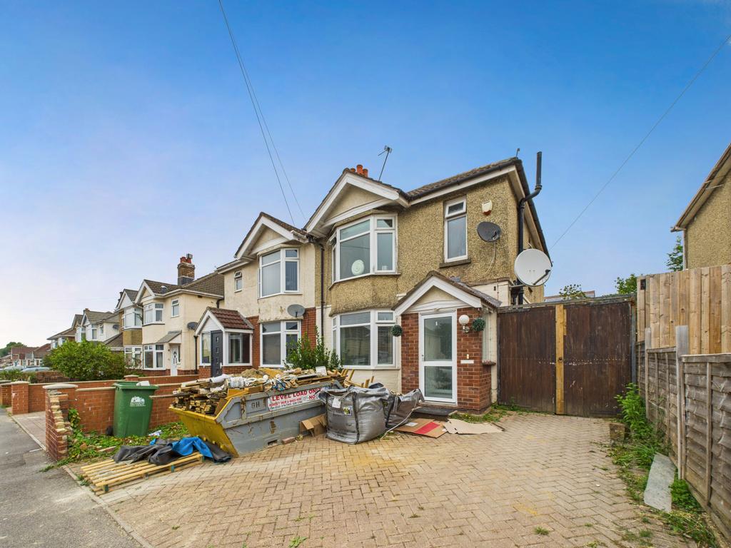 3 Bedroom semi detached home situated within clos