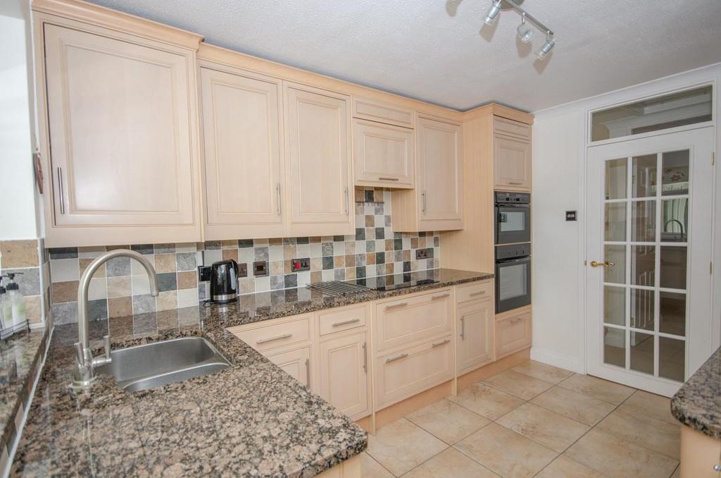 Kitchen pic 2.jpg