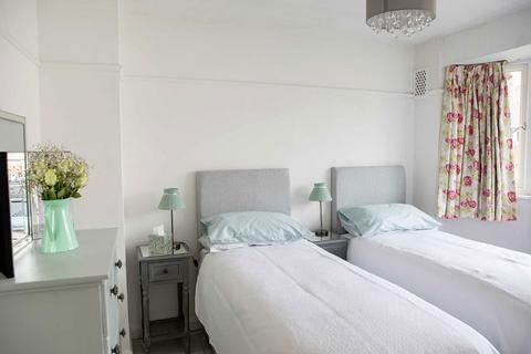 undefined, Lincoln Avenue, Twickenham TW2