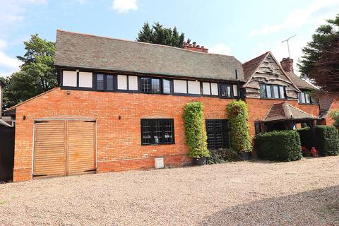 undefined, Farnborough Road, Farnborough GU14