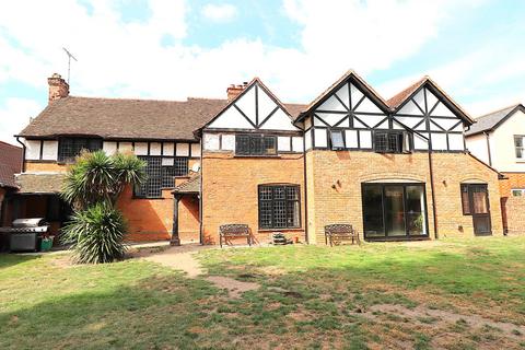 undefined, Farnborough Road, Farnborough GU14