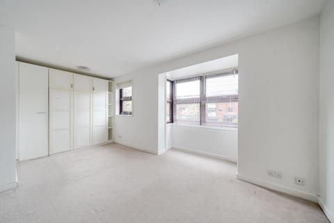 Studio to rent, Mayfield Road, Shepherds Bush, London, W12