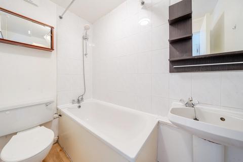 Studio to rent, Mayfield Road, Shepherds Bush, London, W12