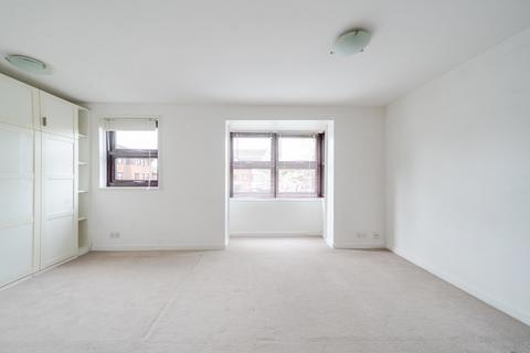 Studio to rent, Mayfield Road, Shepherds Bush, London, W12