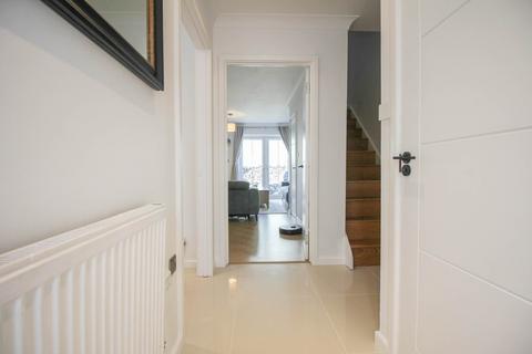4 bedroom house for sale, Hill Road*Beautifully Presented*Superb Location*4 Bedrooms*En-Suite Shower*Chain free / no chain*