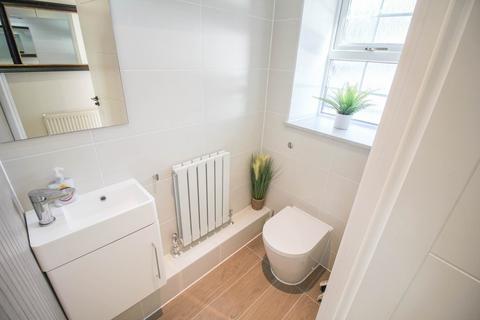 4 bedroom house for sale, Hill Road*Beautifully Presented*Superb Location*4 Bedrooms*En-Suite Shower*Chain free / no chain*