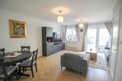 4 bedroom house for sale, Hill Road*Beautifully Presented*Superb Location*4 Bedrooms*En-Suite Shower*Chain free / no chain*