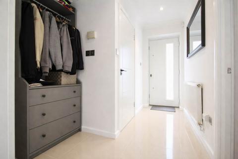 4 bedroom house for sale, Hill Road*Beautifully Presented*Superb Location*4 Bedrooms*En-Suite Shower*Chain free / no chain*