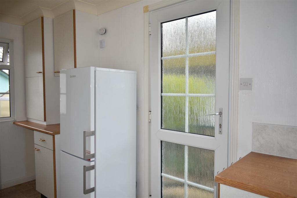 Kitchen 2.JPG