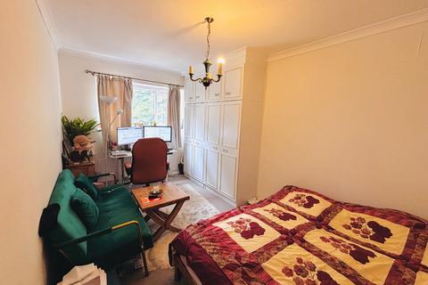 25 Woodburn Close, London, NW4 2NF