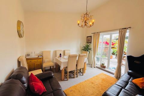 25 Woodburn Close, London, NW4 2NF