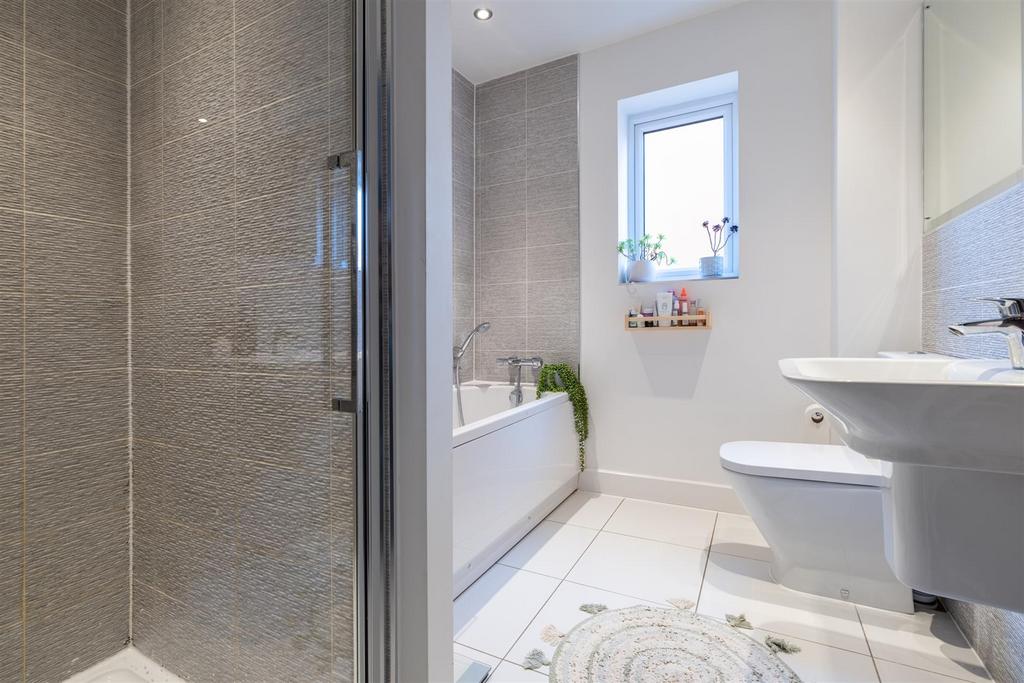 MAIN BATHROOM .jpg