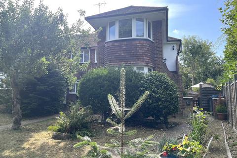 2 bedroom maisonette for sale, Garrison Lane, Chessington, Surrey. KT9 2LJ