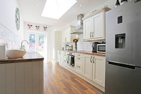 2 bedroom flat to rent, Eastern Avenue East, Romford, RM1