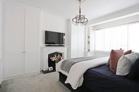 2 bedroom flat to rent, Eastern Avenue East, Romford, RM1