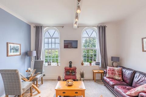 2 bedroom flat for sale, Beautifully Presented First Floor Apartment in Docking