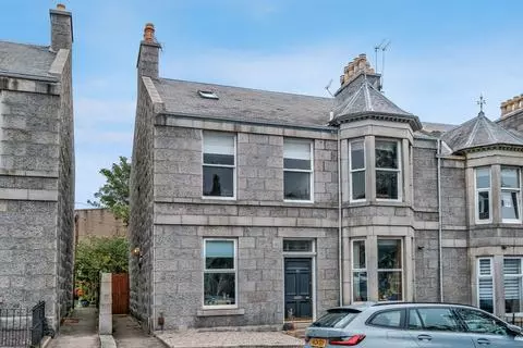 3 bedroom flat for sale