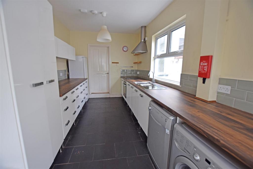Kitchen2.jpg